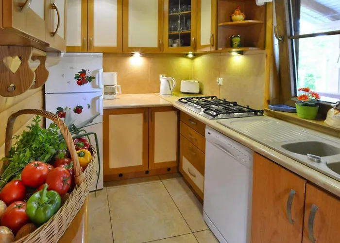 By The Lake, Private Garden, بيت للعطل *